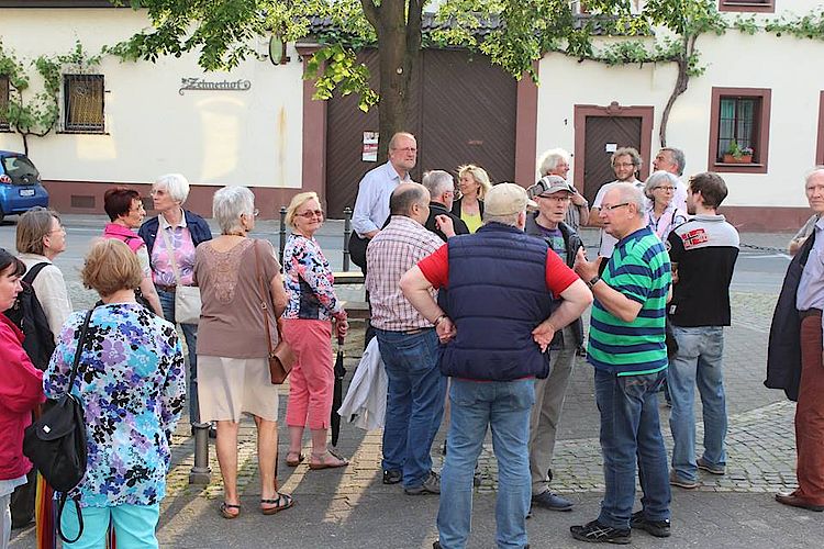 Doris Ahnen auf den Spuren von "Hechtsheims unbekannten Ecken"