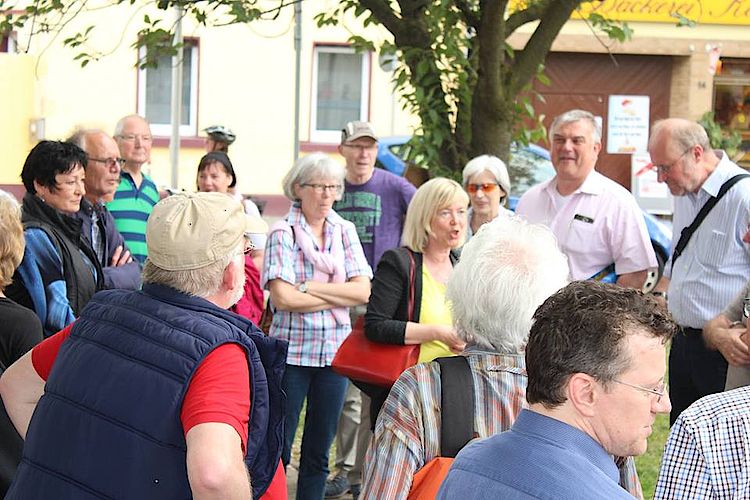 Doris Ahnen auf den Spuren von "Hechtsheims unbekannten Ecken"