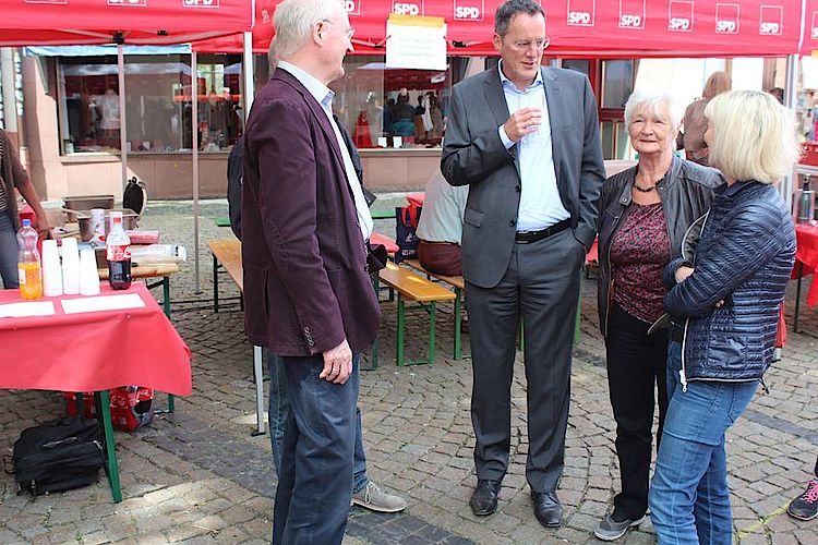 Doris Ahnen besucht Marktfrühstück der Mainzer SPD