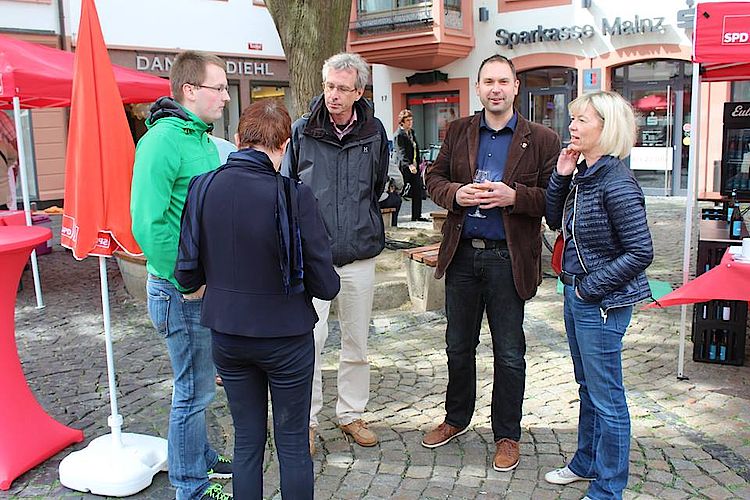 Doris Ahnen besucht Marktfrühstück der Mainzer SPD
