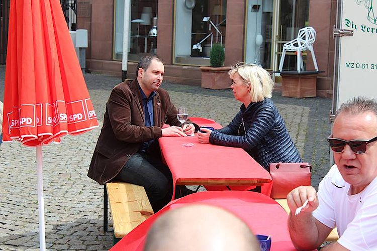 Doris Ahnen besucht Marktfrühstück der Mainzer SPD