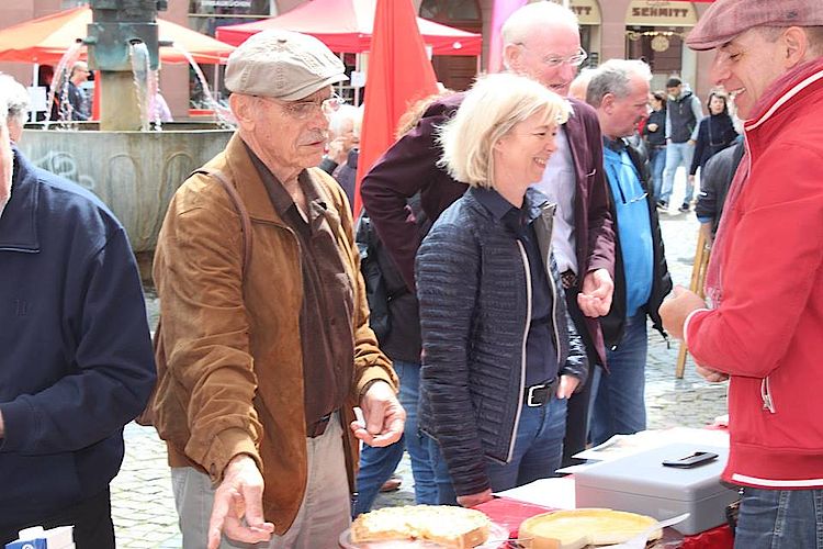 Doris Ahnen besucht Marktfrühstück der Mainzer SPD