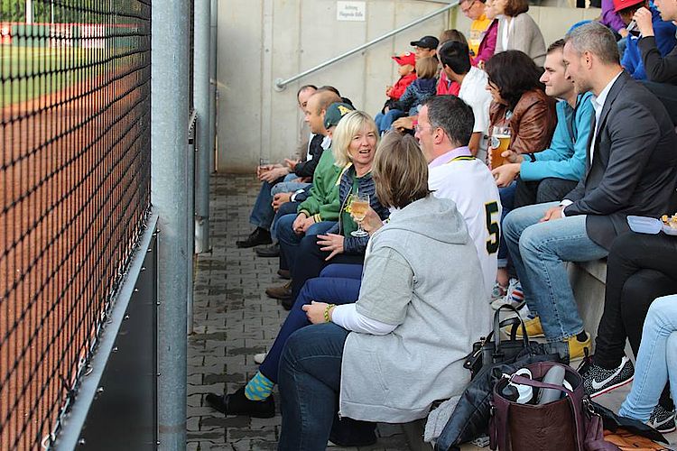 Doris Ahnen besucht Heimspiel der Mainz Athletics gegen Mannheim