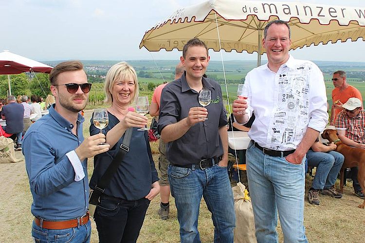 Doris Ahnen nahm an "Ebersheimer Weinwanderung" teil